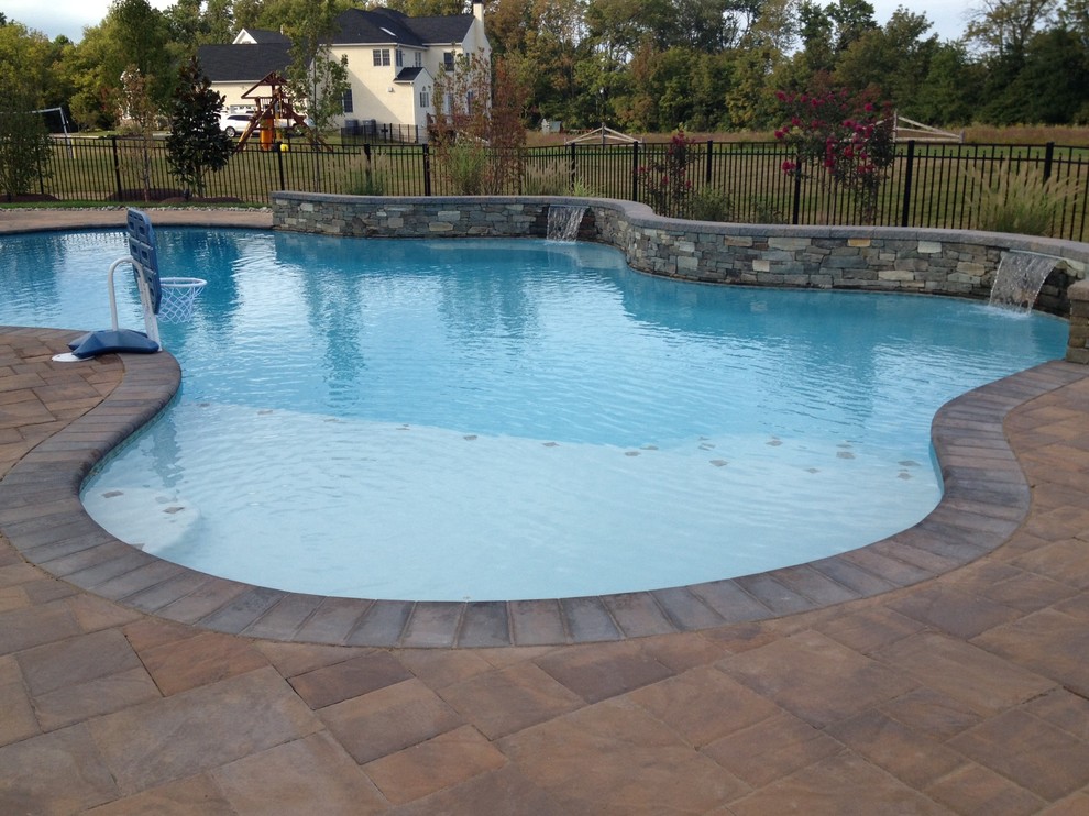 Свежая идея для дизайна: бассейн среднего размера, произвольной формы на заднем дворе в классическом стиле с фонтаном - отличное фото интерьера