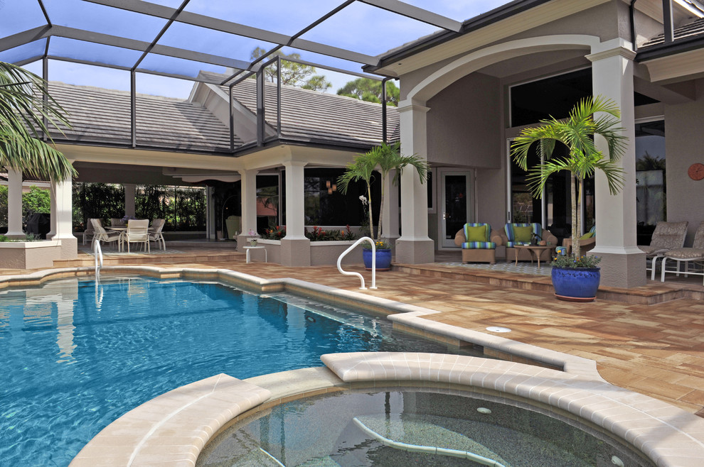 Idéer för en modern pool på baksidan av huset, med spabad och naturstensplattor