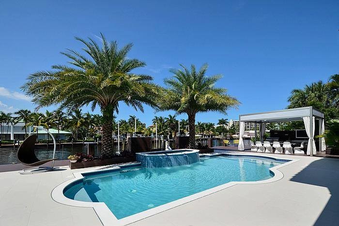 Foto di una grande piscina fuori terra personalizzata dietro casa con pedane e un acquascivolo
