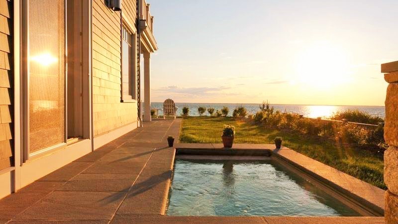 Foto di una piscina monocorsia classica rettangolare di medie dimensioni e dietro casa con pavimentazioni in pietra naturale