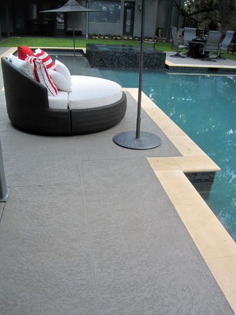 Esempio di una piscina fuori terra minimalista personalizzata di medie dimensioni e in cortile con fontane e pedane