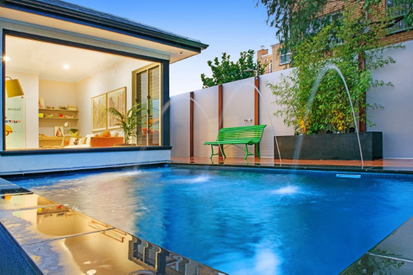 Aménagement d'une petite piscine naturelle moderne sur mesure avec un point d'eau, une cour et une terrasse en bois.