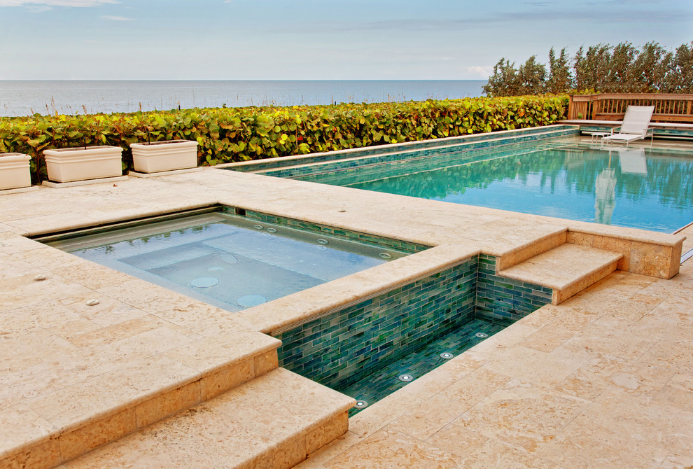 Idee per una piscina contemporanea rettangolare di medie dimensioni e dietro casa con una vasca idromassaggio e piastrelle
