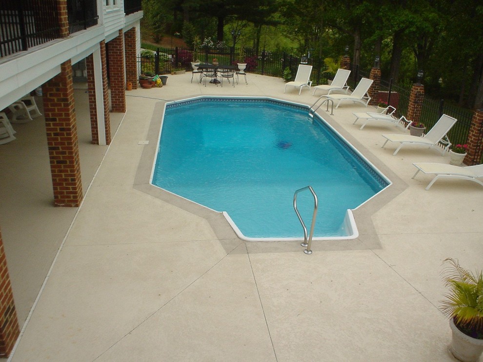 Elegant pool photo in Richmond