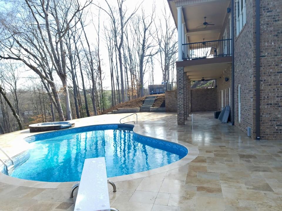 Großer Klassischer Pool hinter dem Haus in individueller Form mit Natursteinplatten in Charlotte