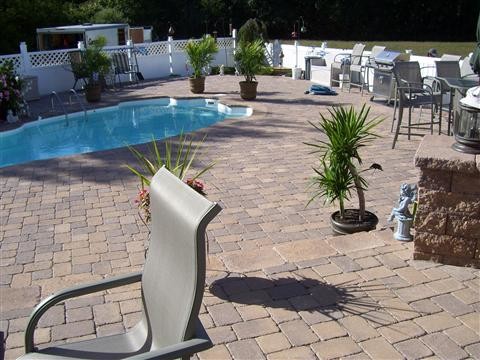 Foto di una piscina monocorsia classica personalizzata di medie dimensioni e dietro casa con pavimentazioni in mattoni