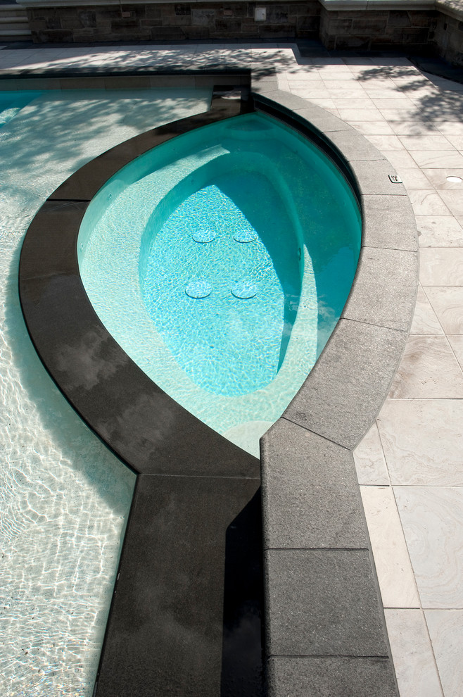 На фото: бассейн произвольной формы в современном стиле с