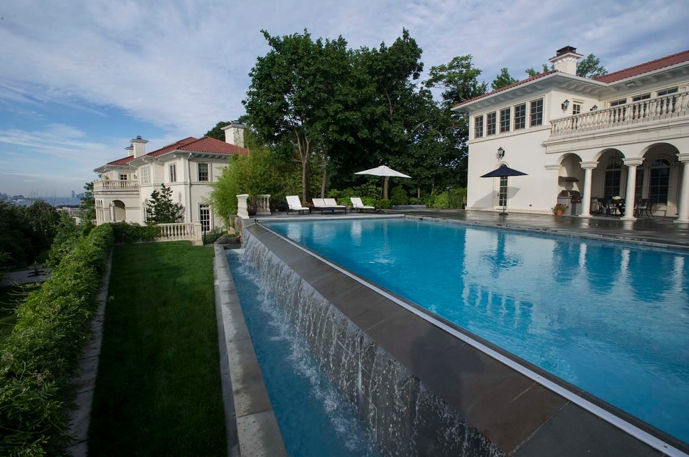 Idées déco pour une piscine à débordement et arrière méditerranéenne rectangle et de taille moyenne avec un point d'eau et des pavés en béton.