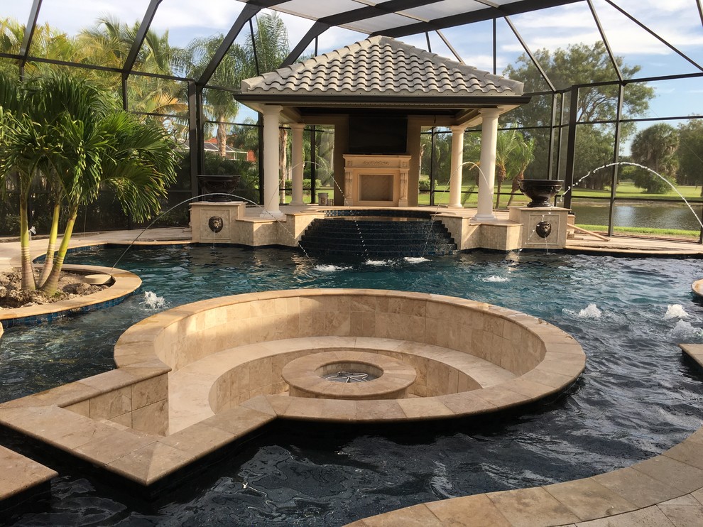 Cette image montre une grande piscine naturelle et arrière traditionnelle sur mesure avec un point d'eau et des pavés en pierre naturelle.