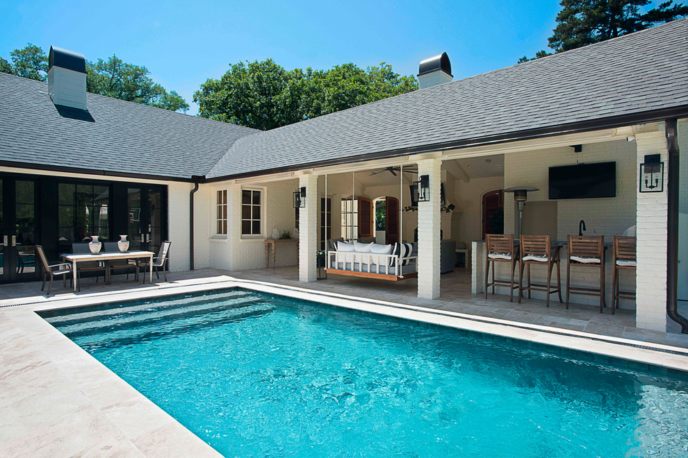 Пример оригинального дизайна: прямоугольный бассейн на заднем дворе в стиле неоклассика (современная классика) с домиком у бассейна и покрытием из каменной брусчатки