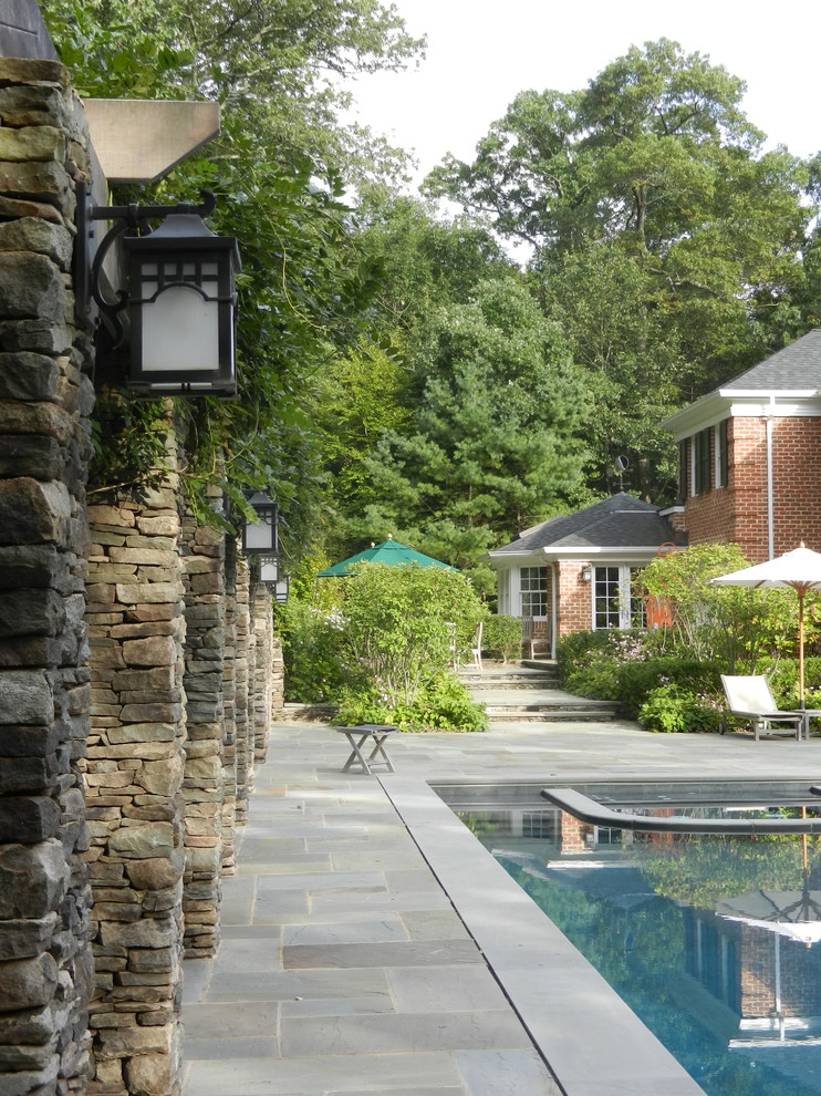 Пример оригинального дизайна: большой спортивный, прямоугольный бассейн на заднем дворе в классическом стиле с джакузи и покрытием из каменной брусчатки