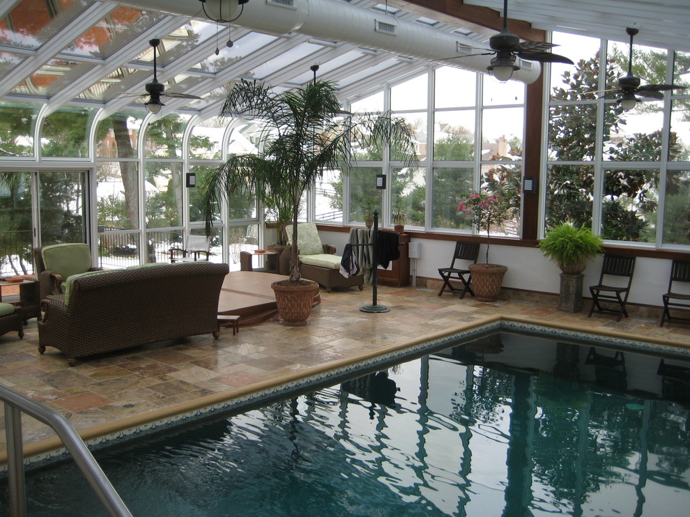 Idées déco pour une grande piscine intérieure exotique rectangle avec un bain bouillonnant et du carrelage.