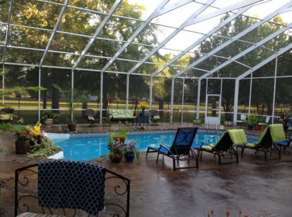 Idée de décoration pour une piscine intérieure tradition de taille moyenne et rectangle avec une dalle de béton.