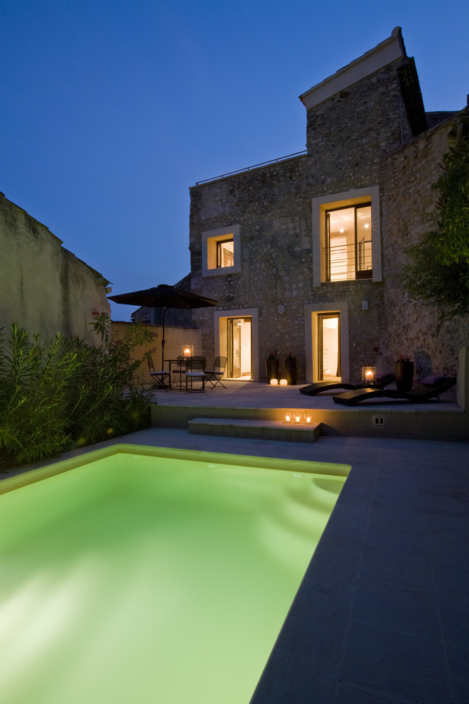 Diseño de piscina mediterránea rectangular en patio