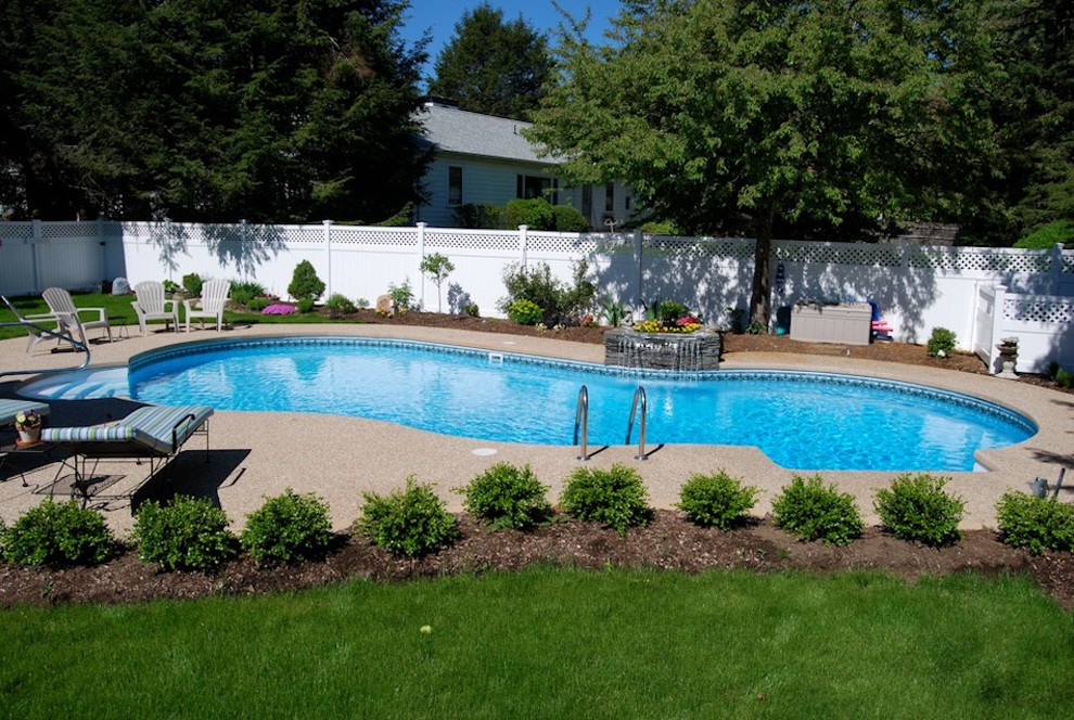 Ispirazione per una grande piscina monocorsia personalizzata dietro casa con una dépendance a bordo piscina e pavimentazioni in cemento