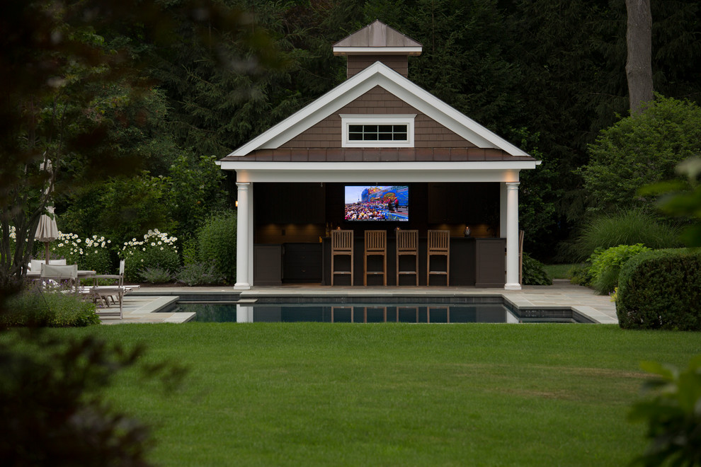 Idee per una piscina stile marino di medie dimensioni e dietro casa con pavimentazioni in pietra naturale
