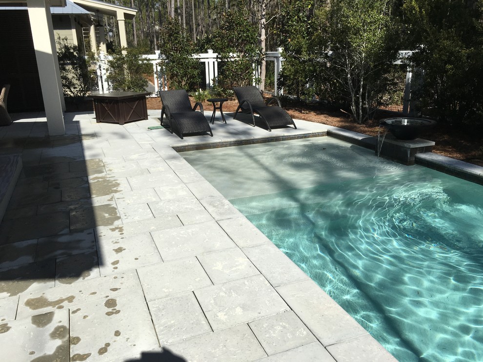 Пример оригинального дизайна: большой естественный, прямоугольный бассейн на заднем дворе в современном стиле с мощением тротуарной плиткой