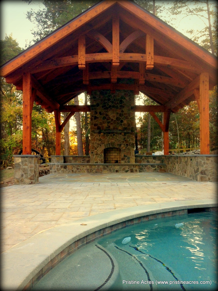 Foto de piscina con fuente natural clásica renovada extra grande a medida en patio trasero con adoquines de hormigón