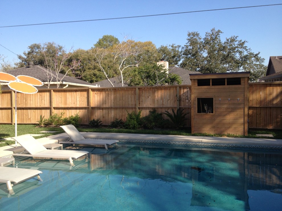 Idee per una piscina tradizionale rettangolare di medie dimensioni e dietro casa con lastre di cemento