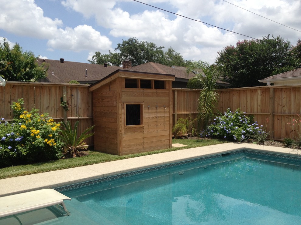 Inspiration för en liten vintage rektangulär pool på baksidan av huset, med betongplatta och poolhus