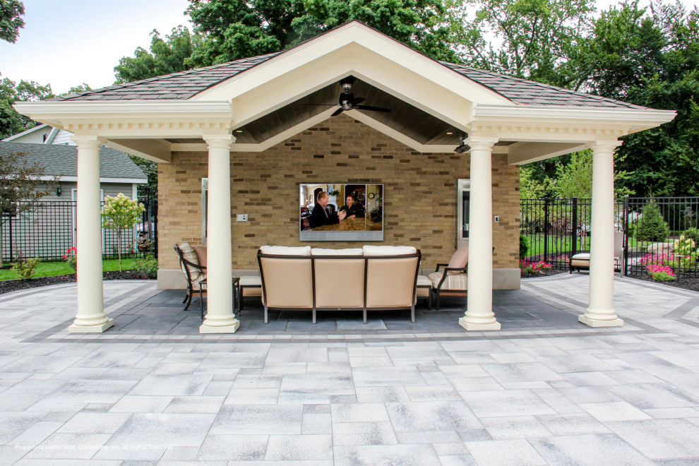 Esempio di un grande patio o portico chic dietro casa con pavimentazioni in cemento