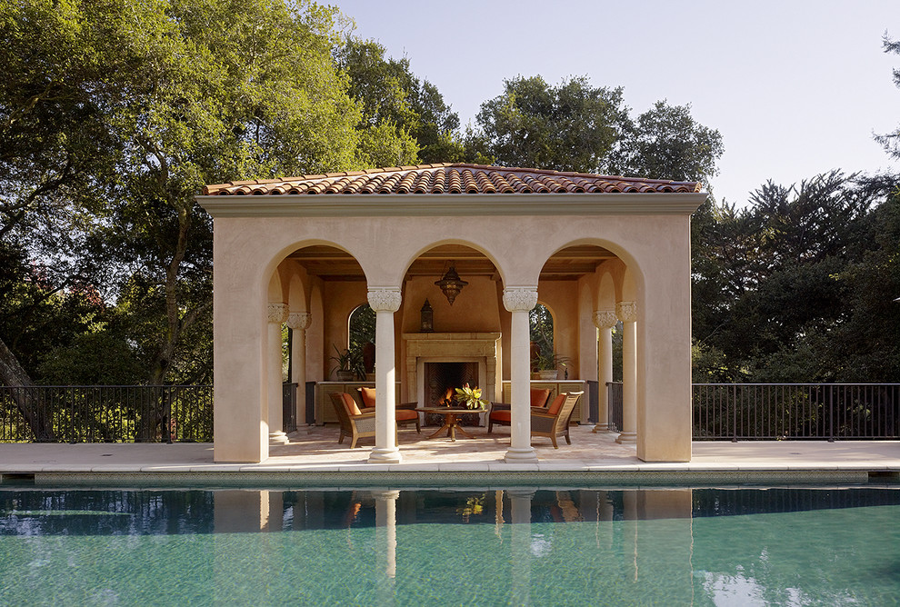 Ejemplo de casa de la piscina y piscina mediterránea rectangular