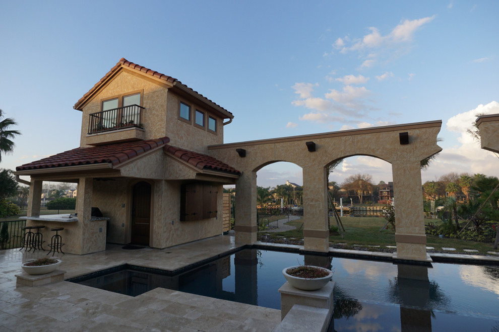 Foto de casa de la piscina y piscina mediterránea extra grande a medida en patio trasero
