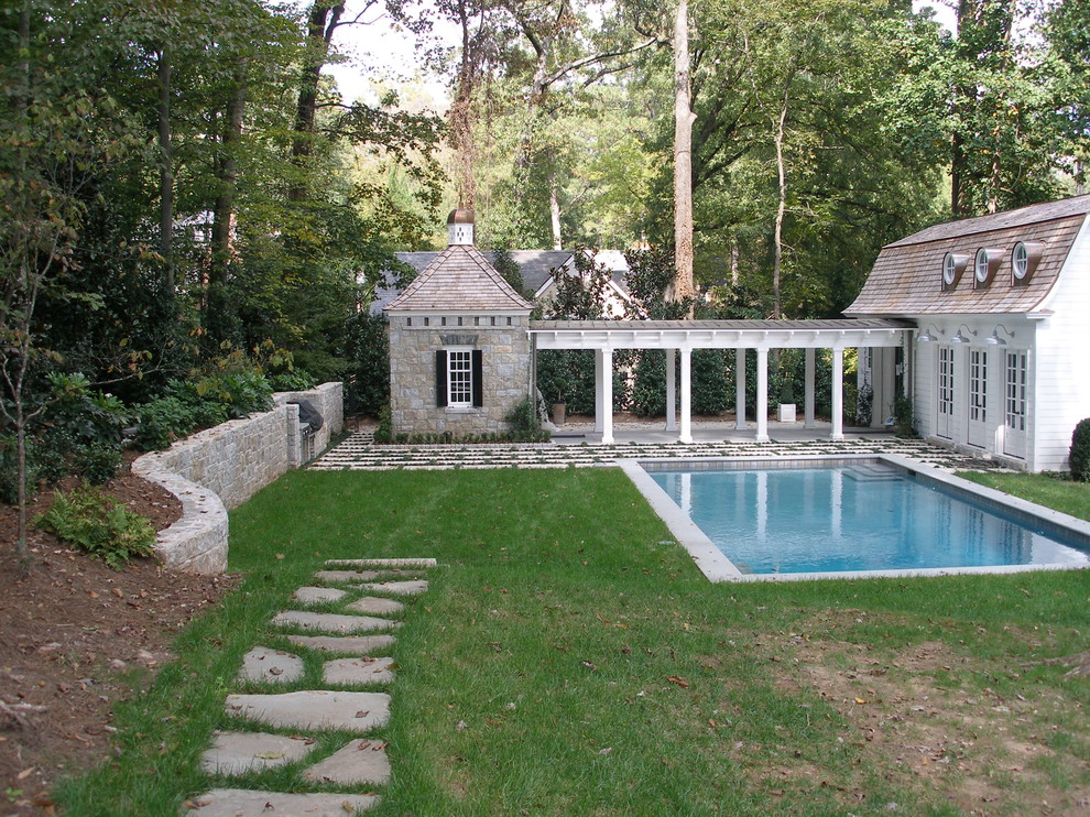 Пример оригинального дизайна: большой естественный, прямоугольный бассейн на заднем дворе в классическом стиле с домиком у бассейна и мощением тротуарной плиткой