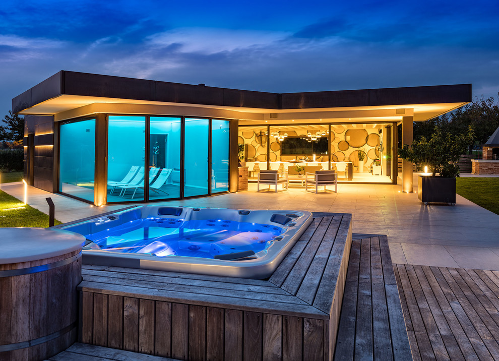 Cette photo montre une petite piscine hors-sol tendance avec un bain bouillonnant et une terrasse en bois.