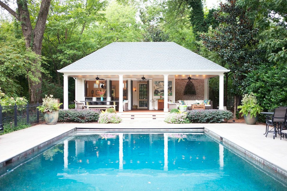 Esempio di una grande piscina naturale minimal rettangolare dietro casa con una dépendance a bordo piscina