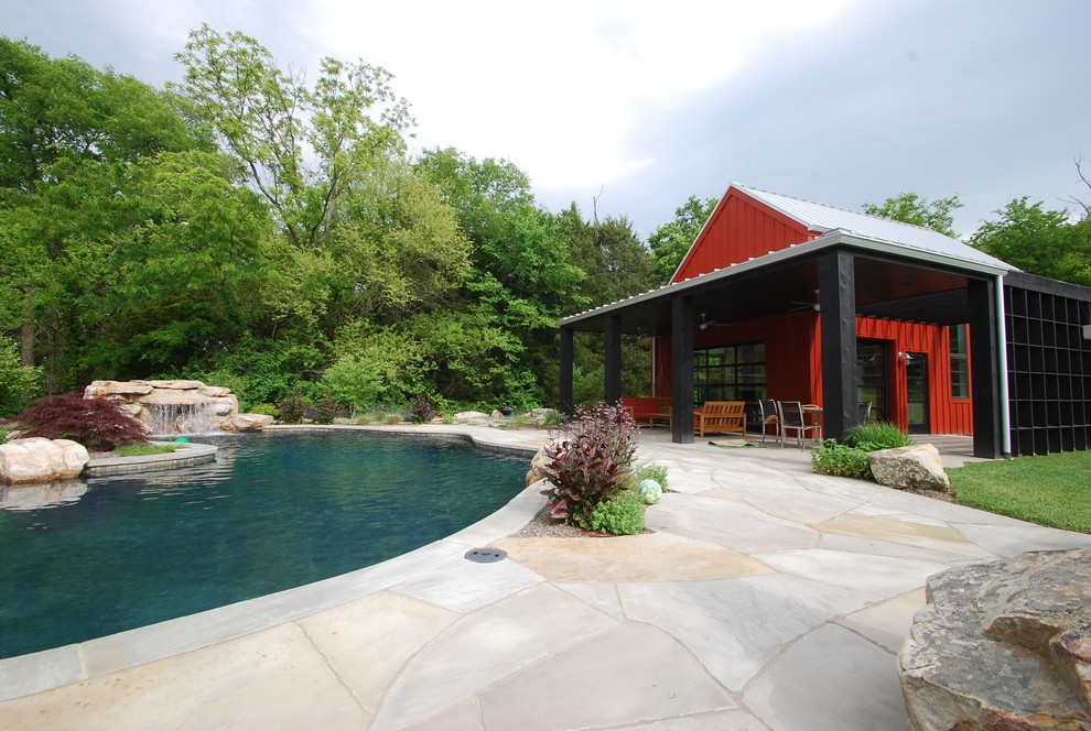 На фото: бассейн в современном стиле с покрытием из каменной брусчатки с
