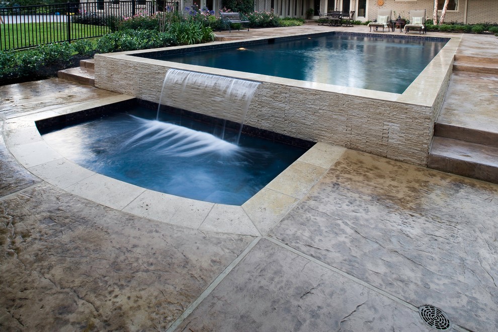 Diseño de piscina alargada actual de tamaño medio rectangular en patio trasero con suelo de hormigón estampado