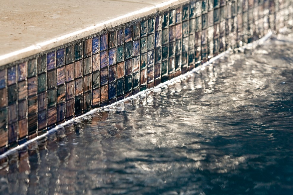 Foto de piscina alargada contemporánea pequeña rectangular en patio trasero con adoquines de piedra natural