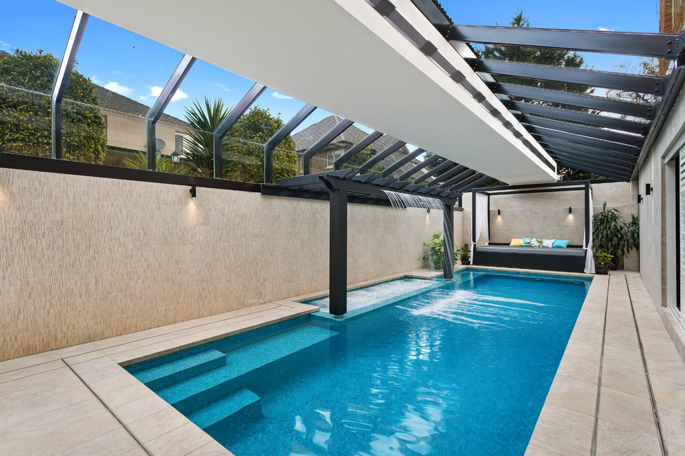 На фото: спортивный, прямоугольный бассейн среднего размера в доме в восточном стиле с домиком у бассейна и покрытием из плитки с