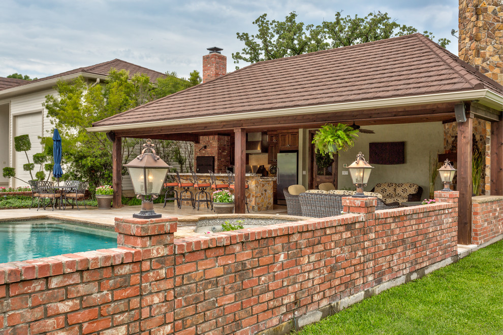 Modelo de casa de la piscina y piscina alargada de estilo americano grande rectangular en patio trasero con suelo de baldosas