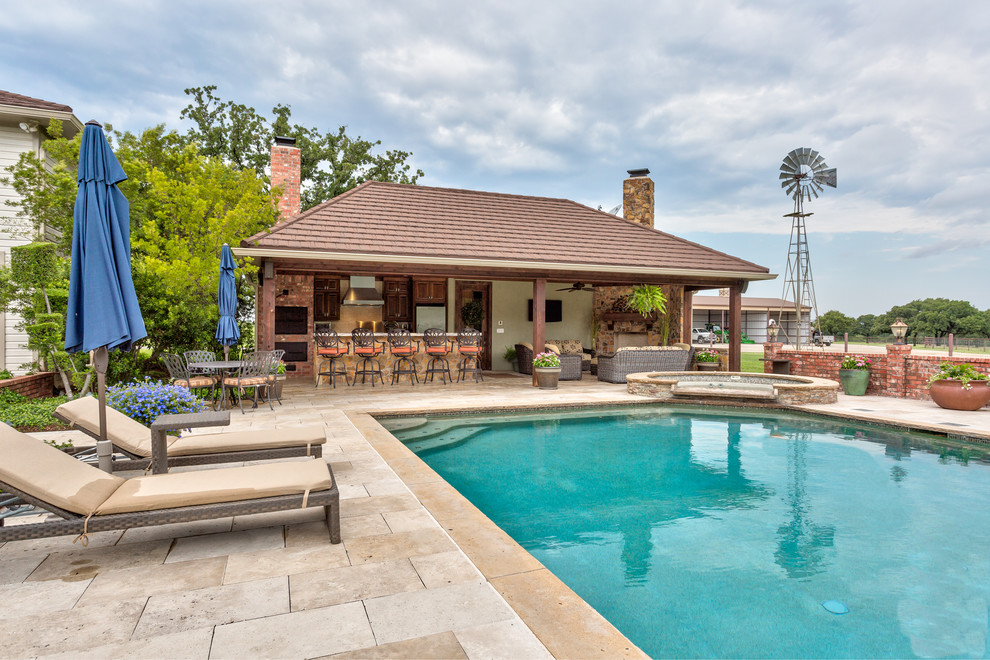 Foto di una grande piscina monocorsia stile americano rettangolare dietro casa con piastrelle e una dépendance a bordo piscina