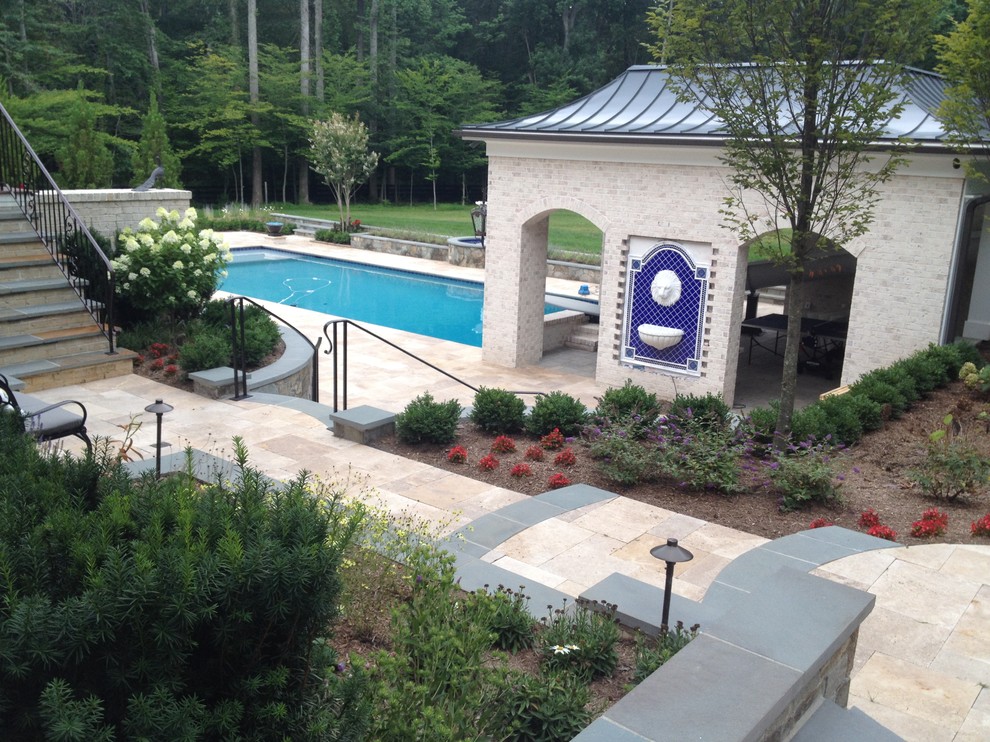 На фото: большой спортивный, прямоугольный бассейн на заднем дворе в средиземноморском стиле с домиком у бассейна и покрытием из каменной брусчатки