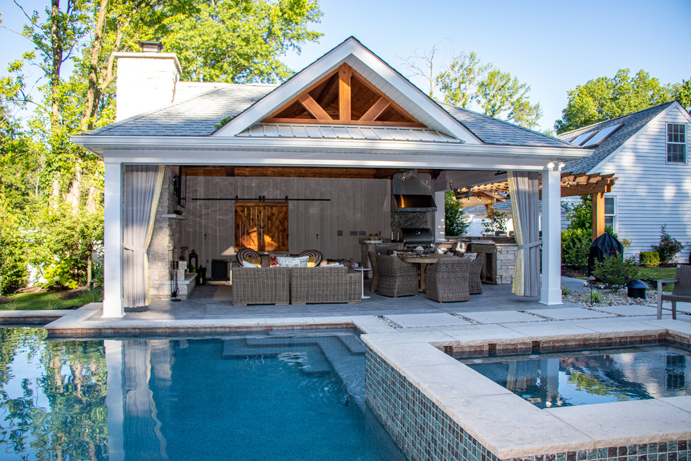 Идея дизайна: большой бассейн на заднем дворе в стиле рустика с домиком у бассейна и покрытием из декоративного бетона