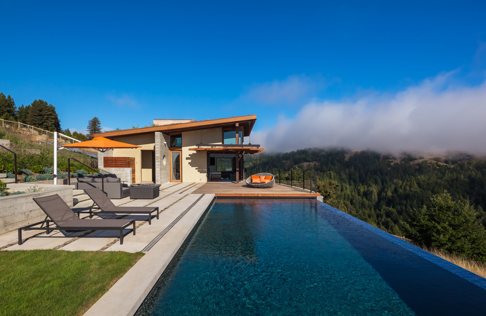 Idée de décoration pour une piscine design rectangle avec une terrasse en bois.