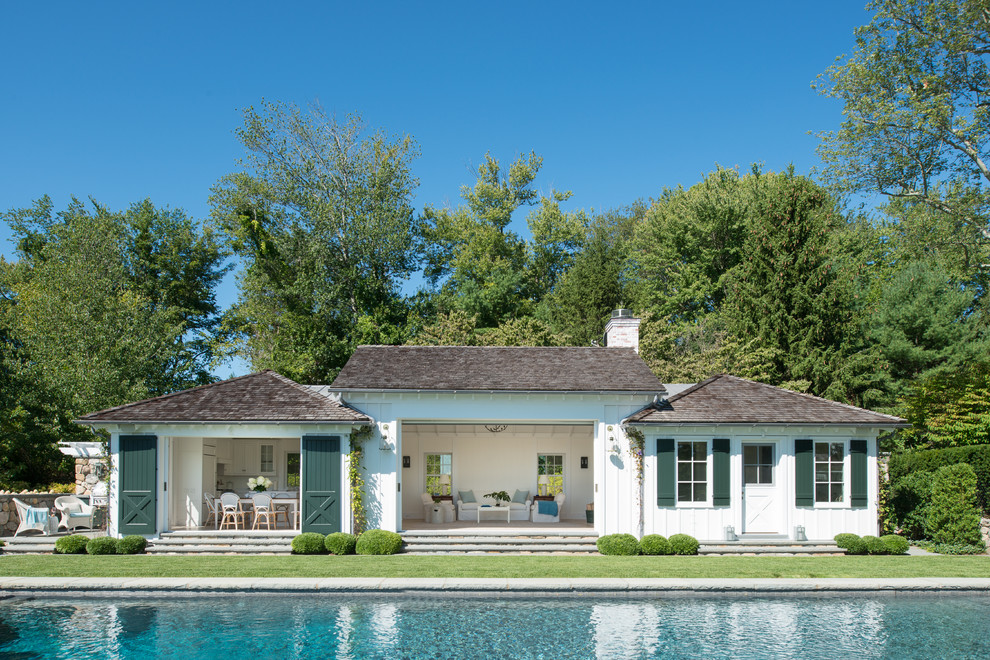 Свежая идея для дизайна: прямоугольный бассейн среднего размера на заднем дворе в стиле кантри с домиком у бассейна - отличное фото интерьера