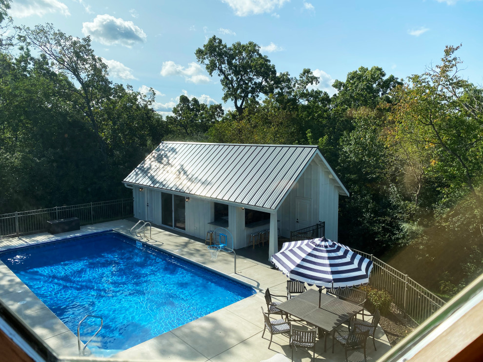 Diseño de casa de la piscina y piscina campestre rectangular en patio trasero con entablado