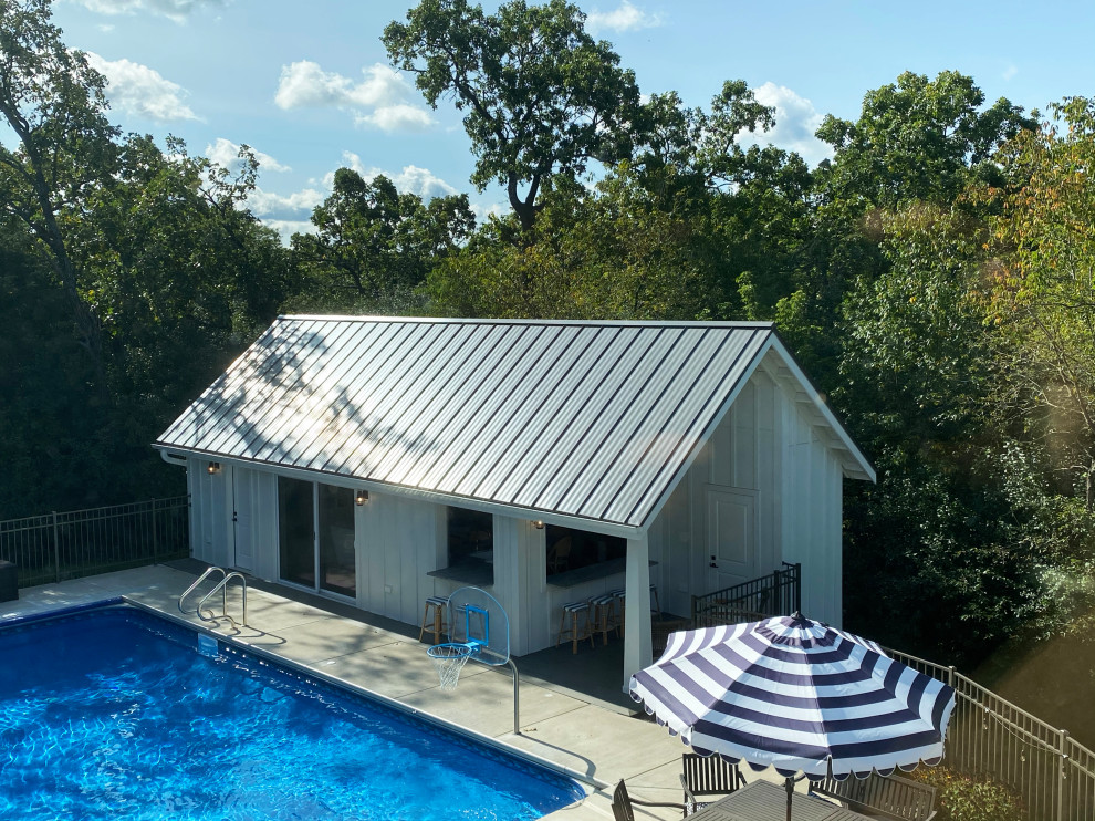 Immagine di una piscina country rettangolare dietro casa con una dépendance a bordo piscina e pedane