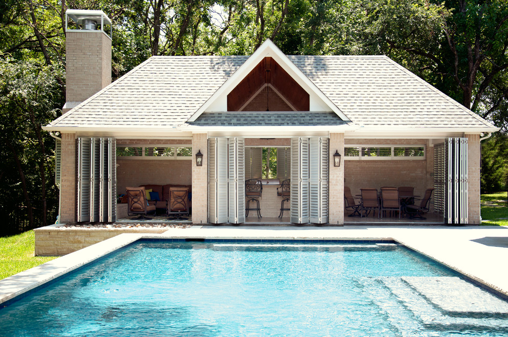 Großer Klassischer Pool hinter dem Haus in rechteckiger Form mit Natursteinplatten