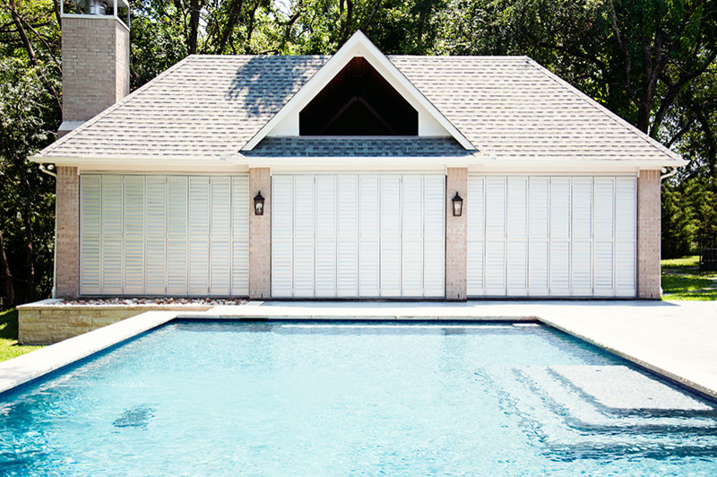 Esempio di una grande piscina classica rettangolare dietro casa con pavimentazioni in pietra naturale