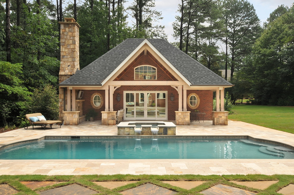 Пример оригинального дизайна: прямоугольный бассейн в классическом стиле с домиком у бассейна