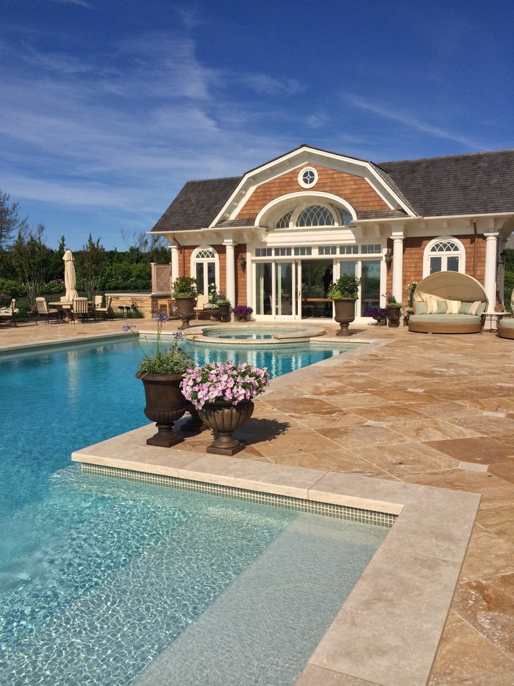 Esempio di una grande piscina monocorsia mediterranea personalizzata dietro casa con una dépendance a bordo piscina e pavimentazioni in pietra naturale