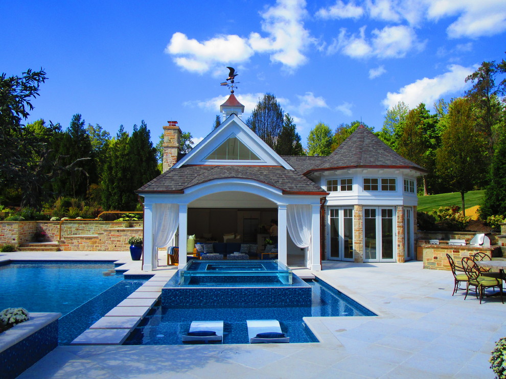 Пример оригинального дизайна: бассейн на заднем дворе в стиле неоклассика (современная классика) с домиком у бассейна