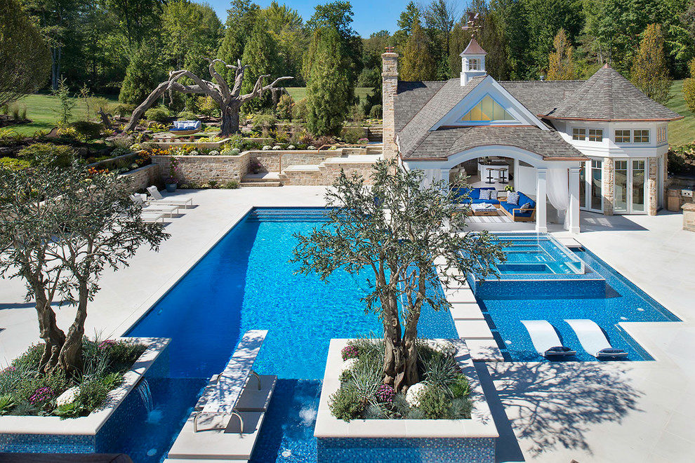 Источник вдохновения для домашнего уюта: прямоугольный бассейн на заднем дворе в средиземноморском стиле с домиком у бассейна и покрытием из бетонных плит
