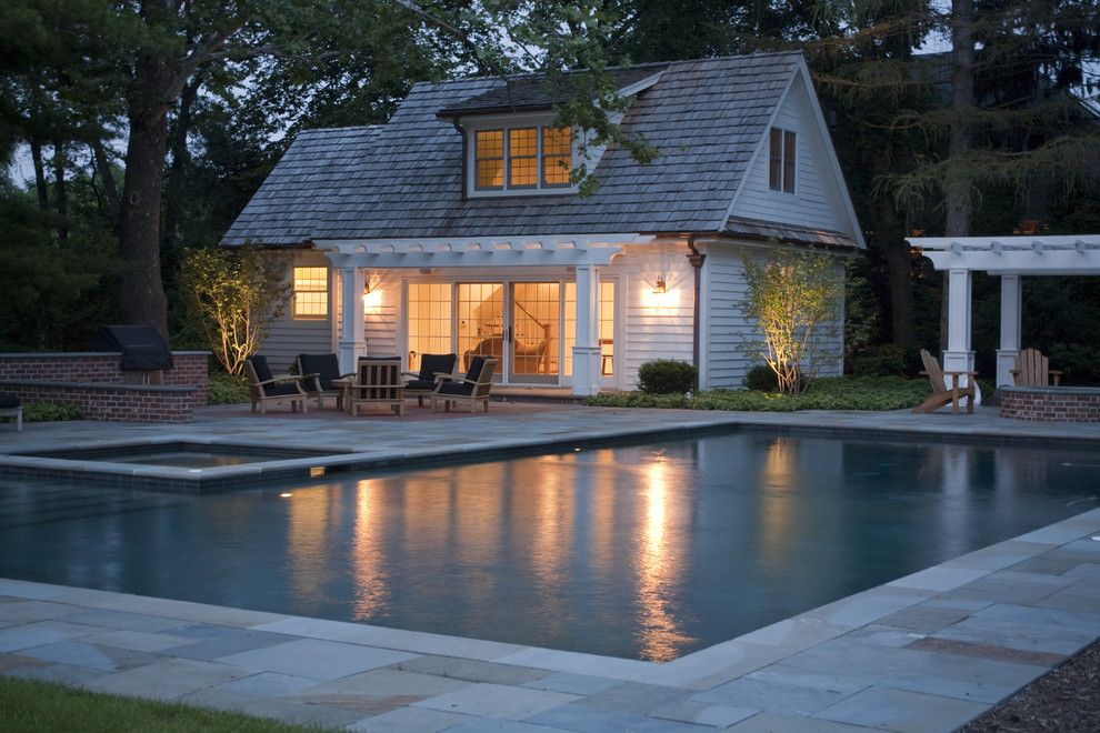Пример оригинального дизайна: бассейн в классическом стиле с домиком у бассейна