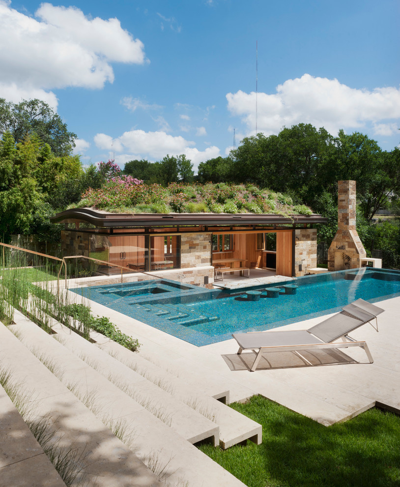 Идея дизайна: угловой бассейн на заднем дворе в современном стиле с домиком у бассейна